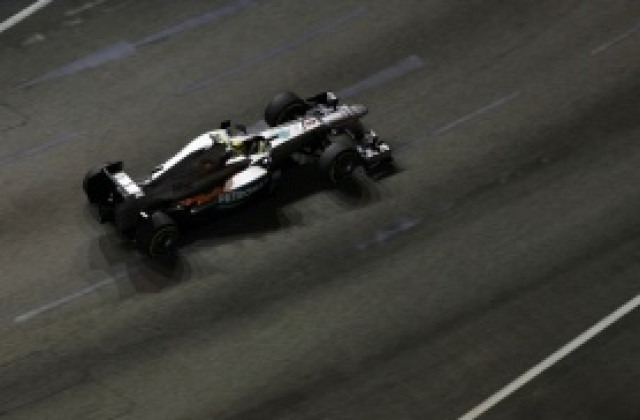 ВИДЕО: Фабрегас и Фримпонг се състезаваха с болида на Нико Розберг