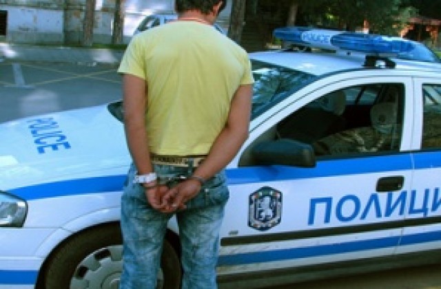 Полицаи задържаха четирима телефонни измамници в района на Омуртаг