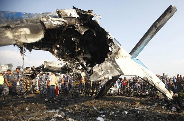 19 души загинаха при самолетна катастрофа в Непал