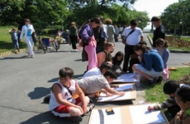 Конкурс за детска рисунка на асфалт в парка