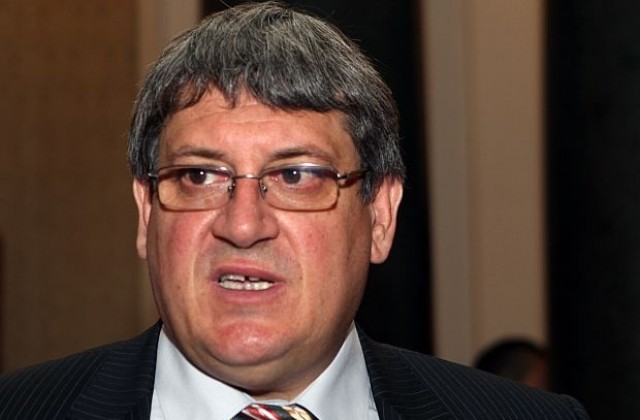 Шефът на НЗОК отчете по-евтини лекарства и увеличена пациентска листа