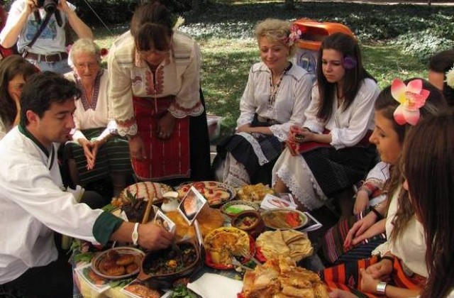 Вкусни български гозби и традиционни английски сладкиши на Пъстра трапеза