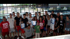 Родители правят подписка в подкрепа на плувния спорт