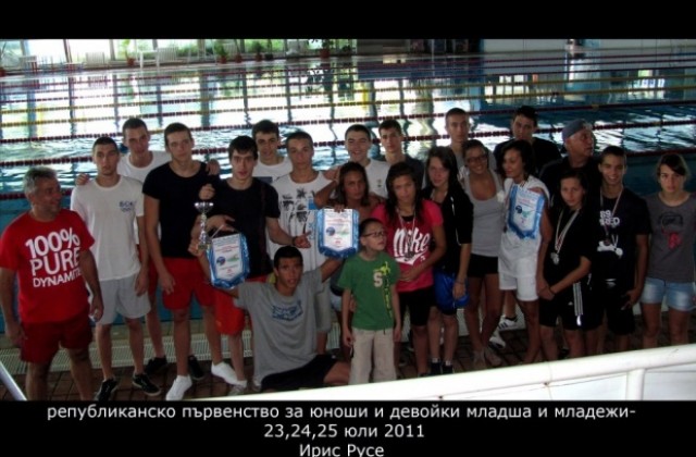 Родители правят подписка в подкрепа на плувния спорт