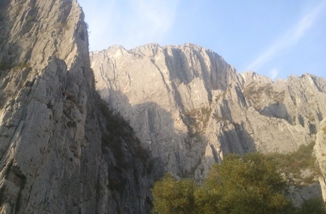 Австриец заседна на скалите край Враца