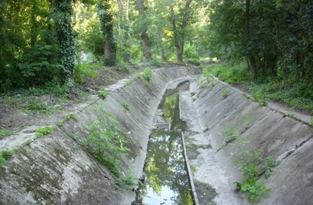 Покриха с бетон 2100 метра от дерето на река Добричка