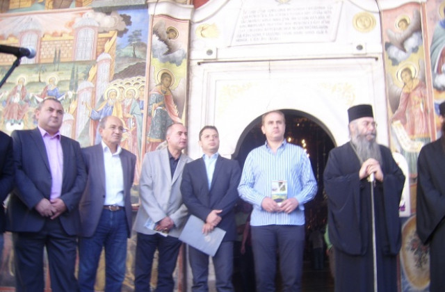 Министър Добрев раздаде пътеводител и фенерче на ученици в Рилския манастир