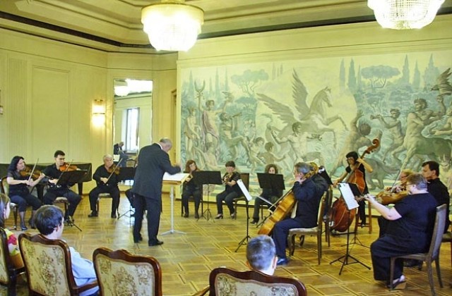 Български камерен оркестър свири с флейтиста Кирил Грозданов