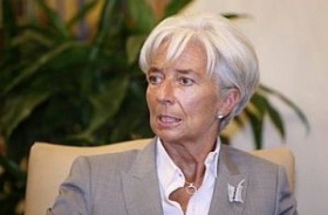 Несигурността в еврозоната и фискалната скала застрашават US икономиката, заяви Лагард