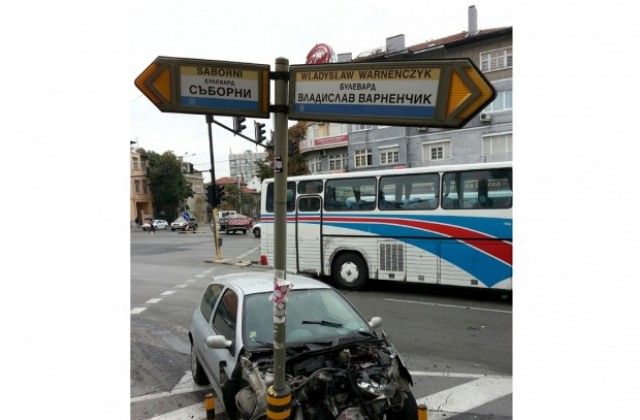 Майка и дъщеря пострадаха при катастрофа с автобус