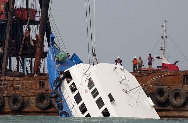 37 души загинаха при сблъсък на кораб и ферибот край Хонконг
