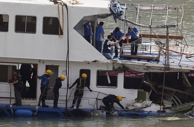Множество неизвестни около сблъсъка на двата ферибота в пристанището на Хонконг