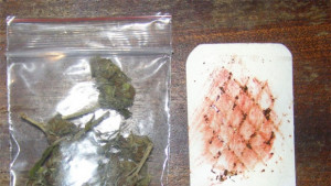 Младежи в ареста за пакетче с марихуана