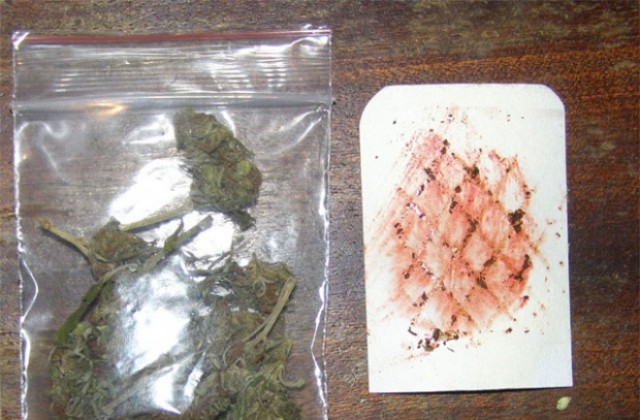 Младежи в ареста за пакетче с марихуана