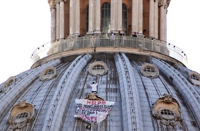 Мъж протестира срещу правителството на Монти от купола на базиликата Свети Петър