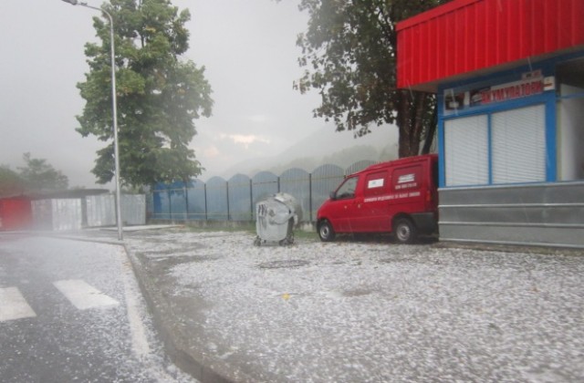 Нормализира се обстановката след падналата градушка в Смолян