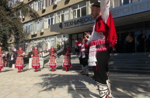 Миро и Васил Петров пеят за 50-годишнината на Техническия университет