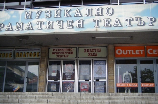 Кметът Даниел Панов благодари на Япония за дарената нова озвучителна система на театъра