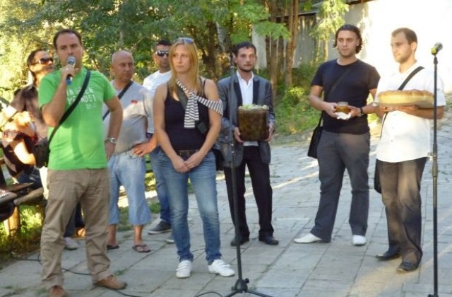 Мечето Борко в семейството на младите социалисти