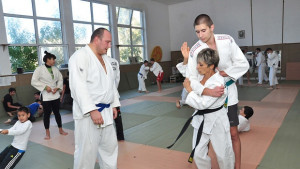 Заместник кмет участва в тренировка по джудо