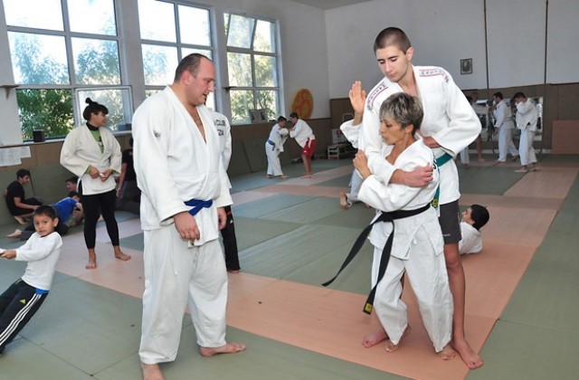 Заместник кмет участва в тренировка по джудо