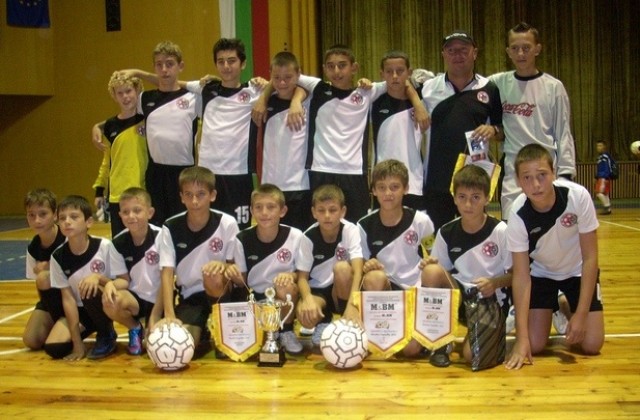 Детският тим на горнооряховския Локомотив спечели футболен турнир във В. Търново