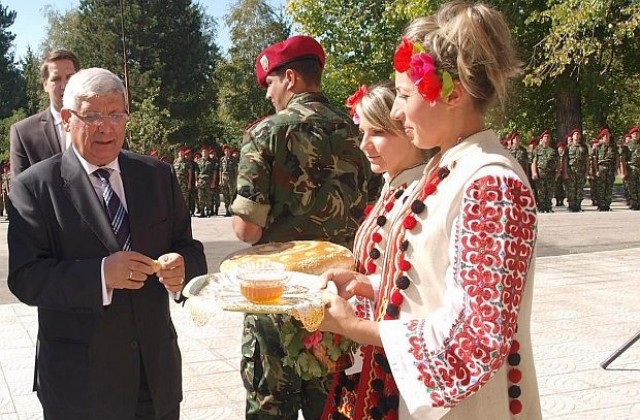 Аню Ангелов: Армията е на народа