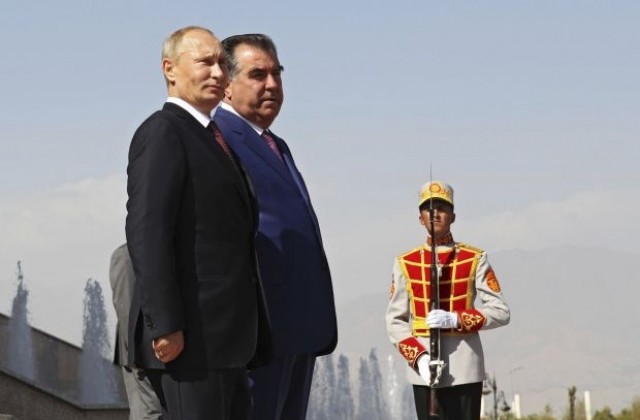 Путин подари руска снайперска пушка на таджикистанския лидер Рахмон