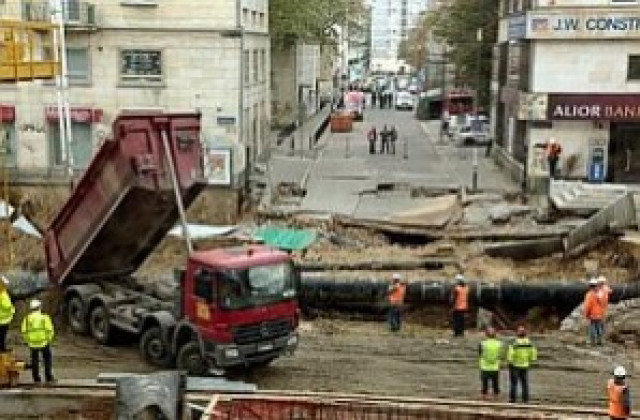 Улица във Варшава пропадна, около 100 души бяха евакуирани