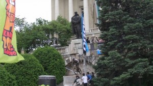 Състезание по спускане с планински велосипеди в градски условия