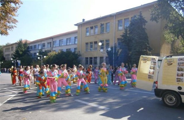 Пъстро карнавално шествие в Шумен