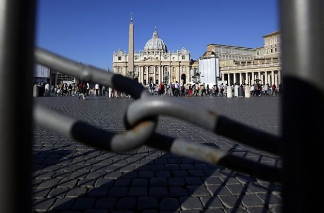 Бившият иконом на папата отърва затвора, остава под домашен арест