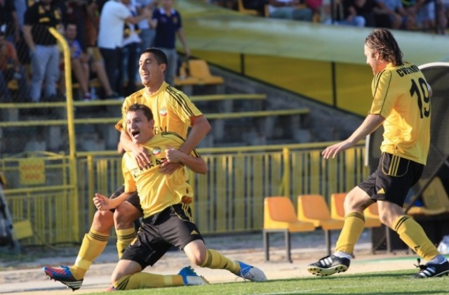 Тодор Неделев качи Ботев пак в тройката, Локо Сф вече година без победа навън