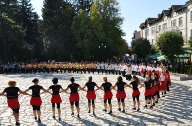 Фестивал в Разлог събра танцьори от цялата страна