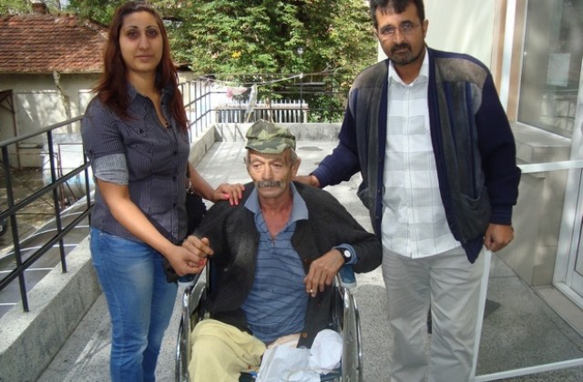 Община Стралджа, общински съветници и НПО помагат на тежко болен