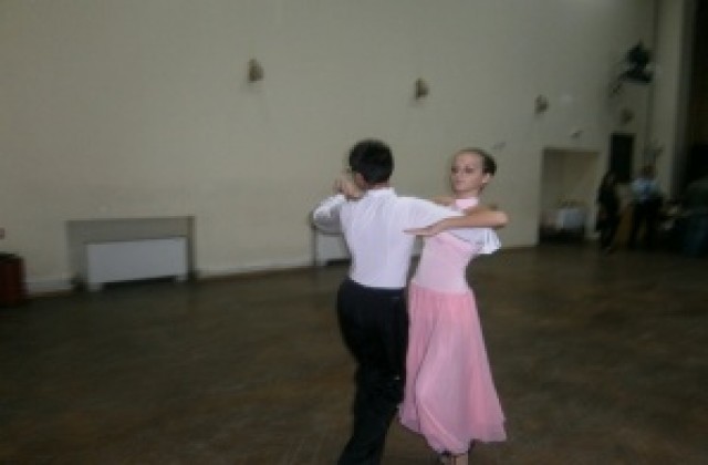 40 танцови двойки и 5 формации на Турнира по спортни танци за изгряващи звезди в Кюстендил