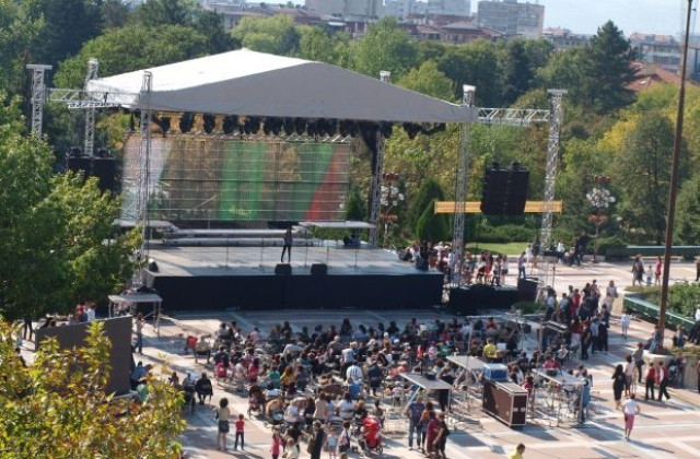 Децата на Благоевград пеят и танцуват