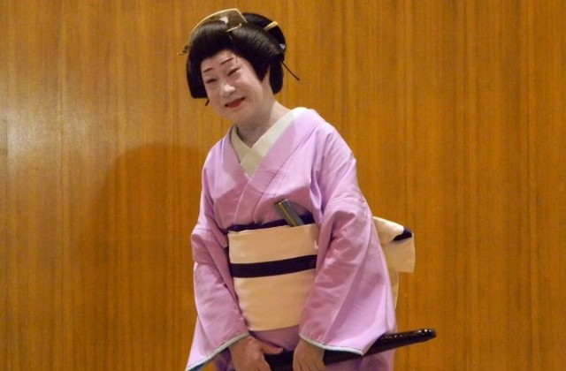 Тънкостите на грима и облеклото показа изпълнител на женски роли в японския театър Кабуки