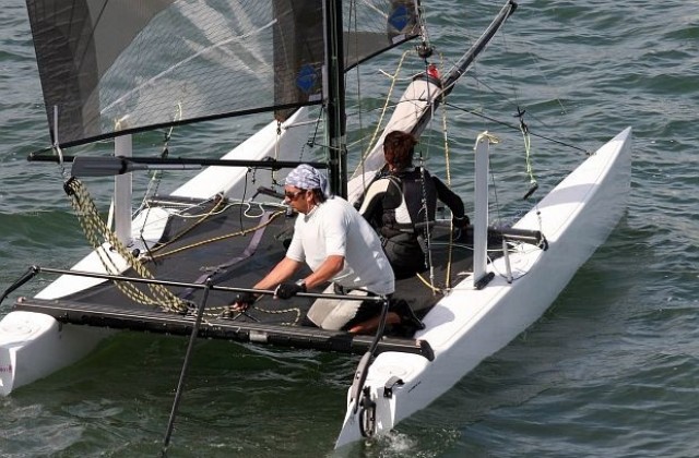 Един загина, дете пострада тежко при токов удар след любителска регата