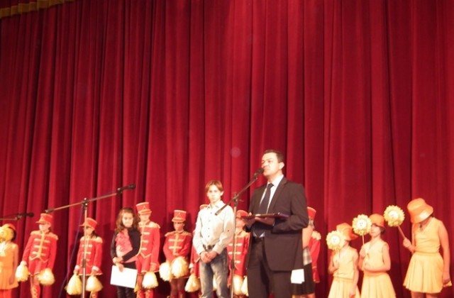 Д-р Иванов откри  Националния фестивал на любителски театри за деца