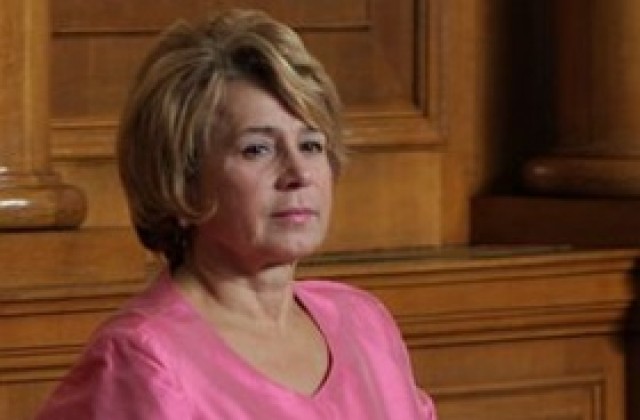 Масларова иска увеличаване на обезщетението за майчинство