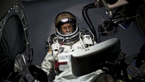 Скокът на Феликс Баумгартнер от ръба на космоса беше отложен