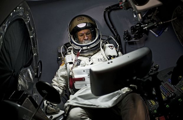 Скокът на Феликс Баумгартнер от ръба на космоса беше отложен