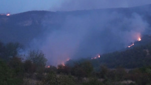 В подножието на Пърстрина край Монтана продължава да дими