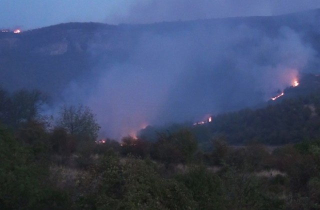 В подножието на Пърстрина край Монтана продължава да дими