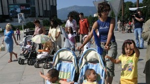 Замразяват обезщетението за втората година от майчинството
