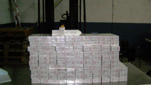 Шаранрекордьор натъпкан с цигари задържаха русенските митничари