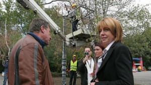 Стълбове с фенери осветителни тела и камери ще бъдат монтирани