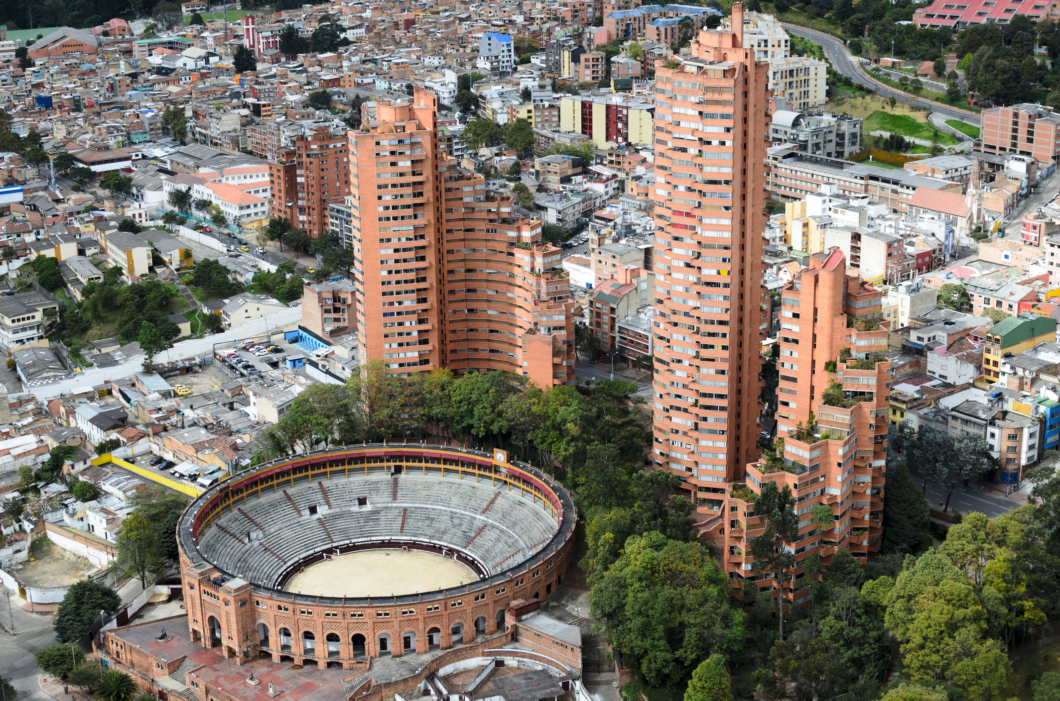 Столицата на Колумбия Богота е красив и екзотичен град, непрекъснато разкъсван от множество граждански войни и кръвопролития. В резултат на неспиращите с години войни, близо една трета от населението живее под прага на бедността. За търсещите вълнуващи преживявания туристи, Богота има какво да предложи. Сред задължителните за посещения места със сигурност са хълмът Монсерат, площадът "Боливар", Националният музей, Златният музей и др.