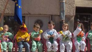 Детски кухни и столове пестят чрез нискомаслено мляко